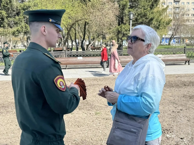 Курсанты военного института и сотрудники вневедомственной охраны вручили горожанам георгиевские ленточки