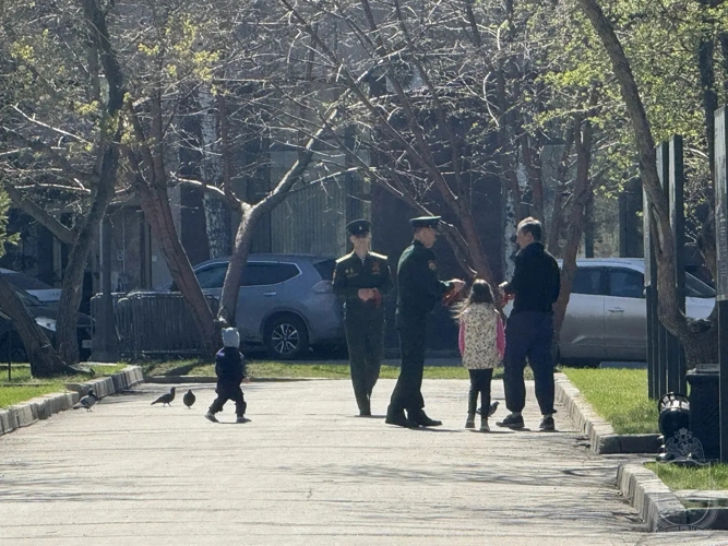 Курсанты военного института и сотрудники вневедомственной охраны вручили горожанам георгиевские ленточки
