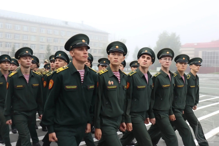 Военнослужащие военного института приняли участие в патриотических мероприятиях, посвященных Дню Государственного флага России