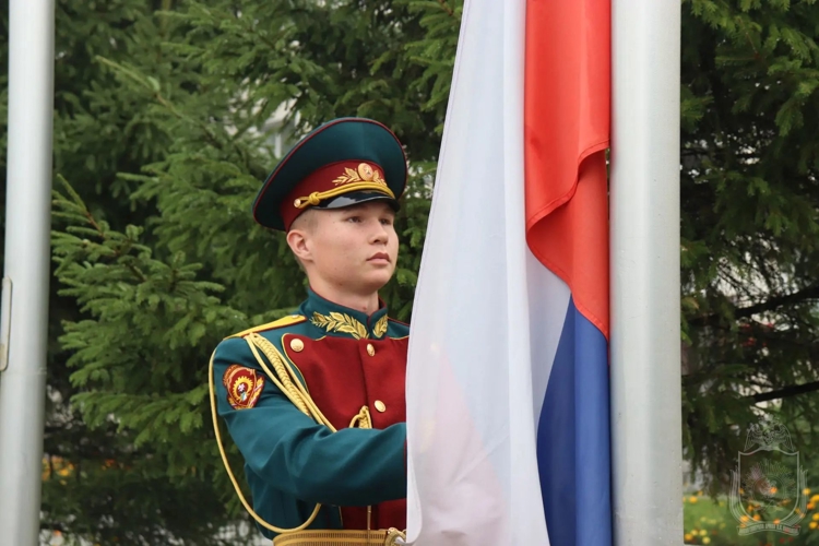 Военнослужащие военного института приняли участие в патриотических мероприятиях, посвященных Дню Государственного флага России