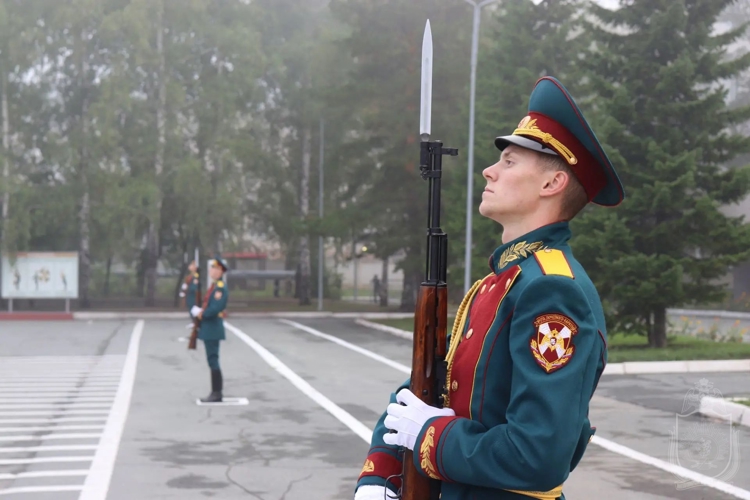 Военнослужащие военного института приняли участие в патриотических мероприятиях, посвященных Дню Государственного флага России