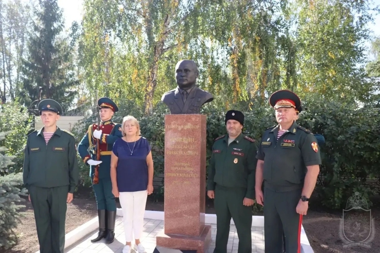 В военном институте увековечили память первого начальника Новосибирского военного училища МВД СССР 