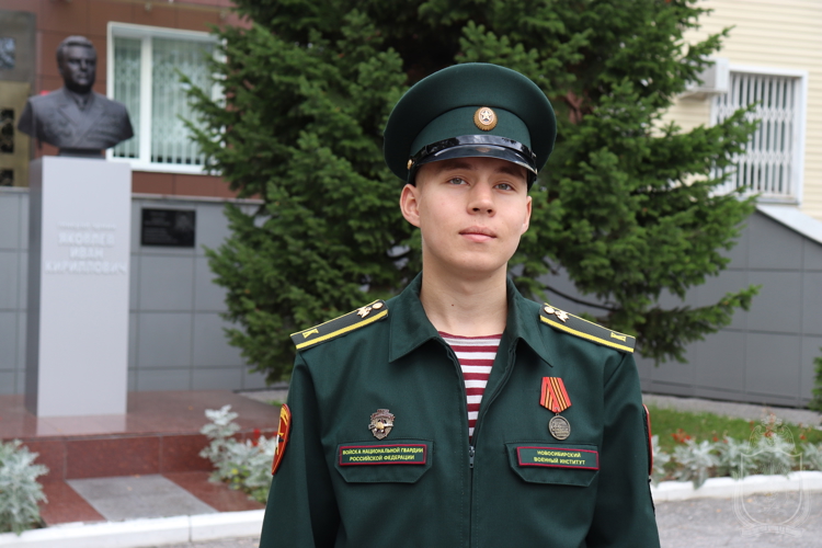 Курсант военного института оказал медицинскую помощь пострадавшему пенсионеру