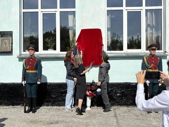 В память о погибшем выпускнике открыта мемориальная доска