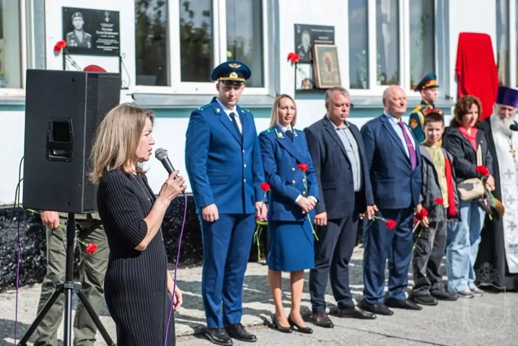 В память о погибшем выпускнике открыта мемориальная доска