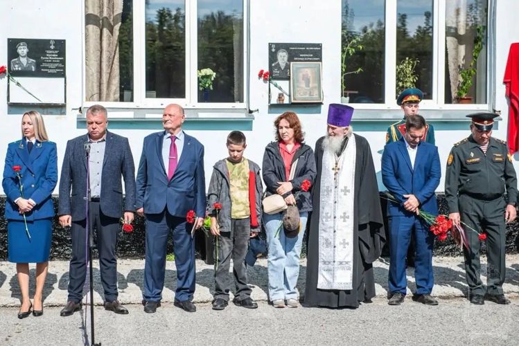 В память о погибшем выпускнике открыта мемориальная доска