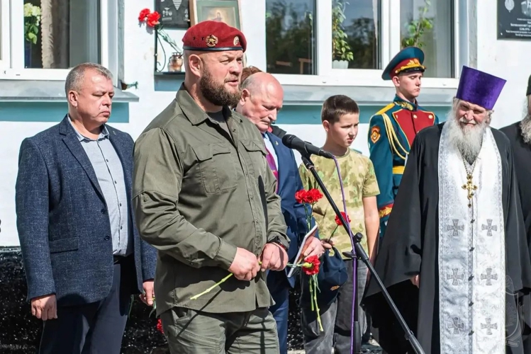 В память о погибшем выпускнике открыта мемориальная доска
