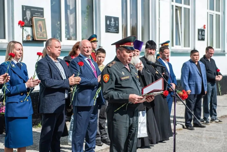 В память о погибшем выпускнике открыта мемориальная доска