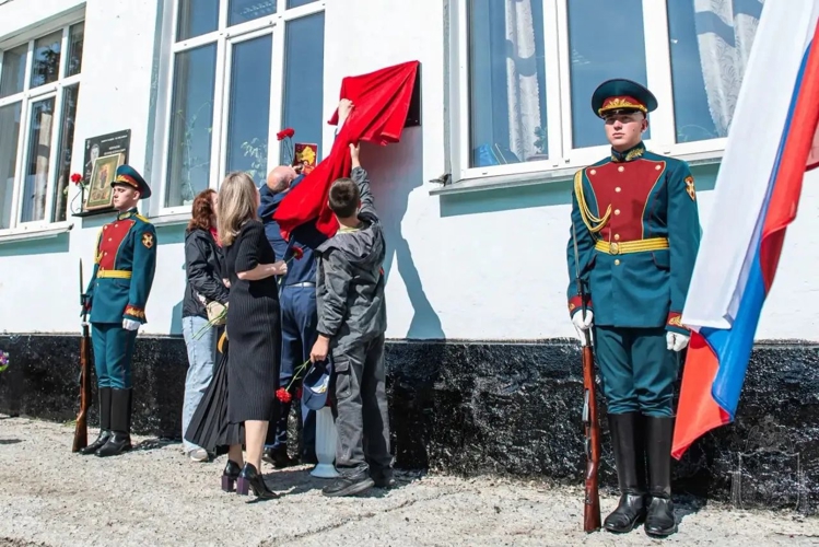 В память о погибшем выпускнике открыта мемориальная доска