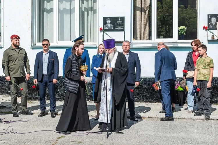 В память о погибшем выпускнике открыта мемориальная доска