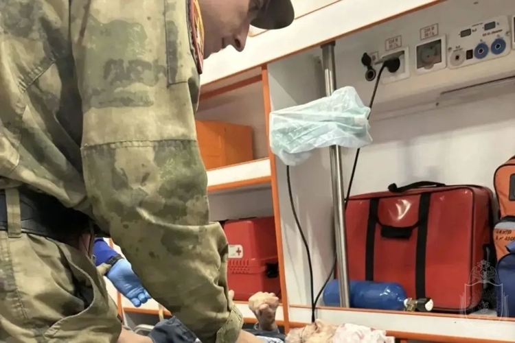 Курсанты военного института оказали первую помощь пенсионеру на избирательном участке в Новосибирске