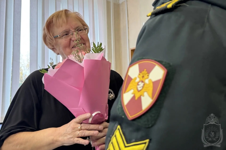 Будущие офицеры Росгвардии поздравили своих школьных преподавателей с Днём учителя