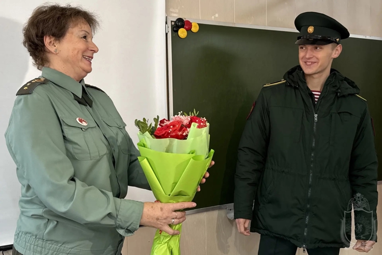 Будущие офицеры Росгвардии поздравили своих школьных преподавателей с Днём учителя