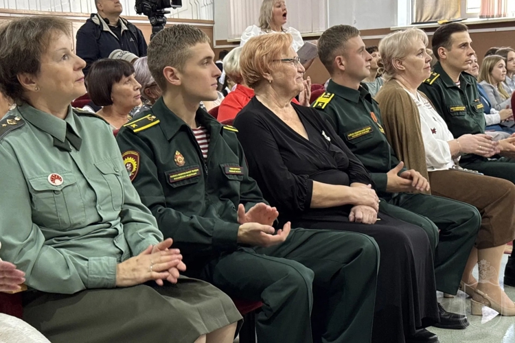 Будущие офицеры Росгвардии поздравили своих школьных преподавателей с Днём учителя
