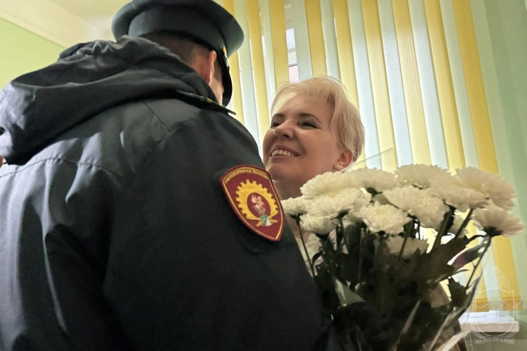 Будущие офицеры Росгвардии поздравили своих школьных преподавателей с Днём учителя